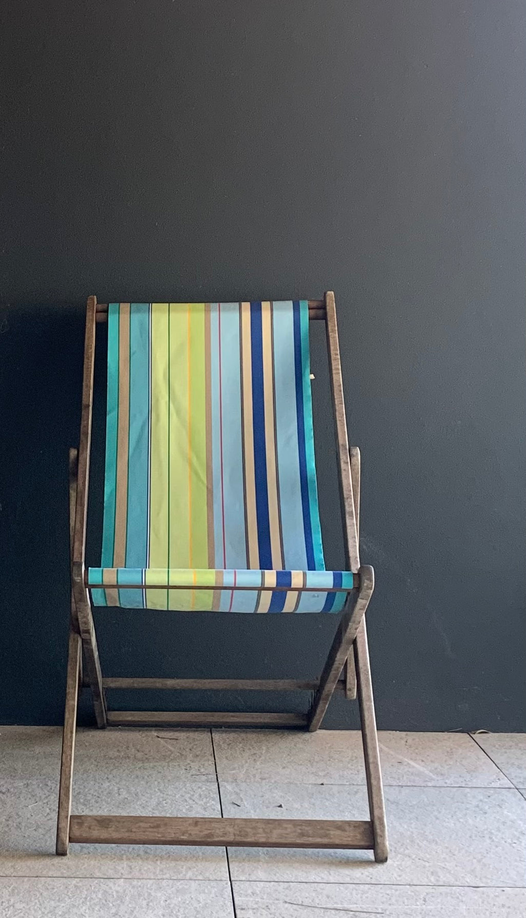 Vintage ici et lá hardwood deckchair