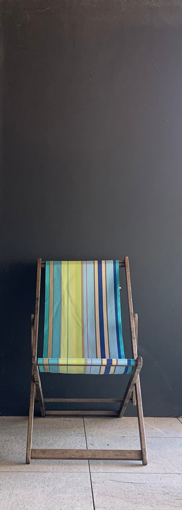 Vintage ici et lá hardwood deckchair