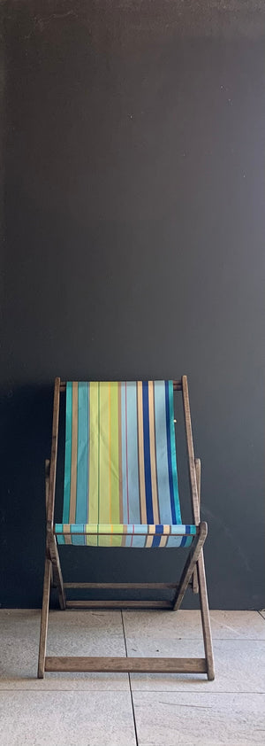 Vintage ici et lá hardwood deckchair